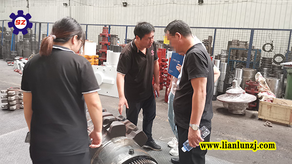 內蒙客戶不遠千里來到鄭州考察鏈輪組件廠家！