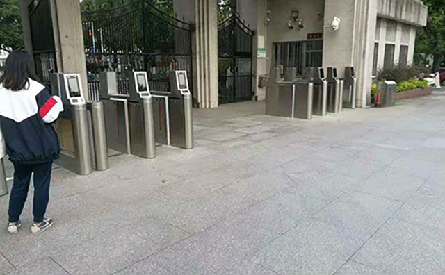 人臉識別測溫設(shè)備