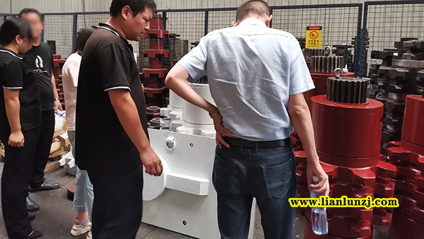 貴陽彭總開展刮板機配件業(yè)務，來我廠考察參觀！