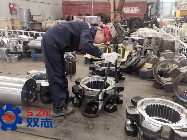 致敬每一位一線工人，堅(jiān)守崗位，兢兢業(yè)業(yè)。_河南雙志